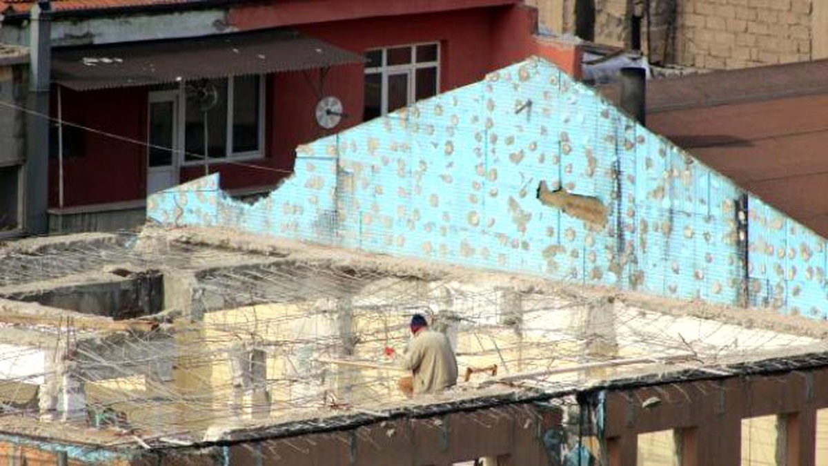Bina Yıkımında Görevli İşçiden Tehlikeli Demir Kesimi