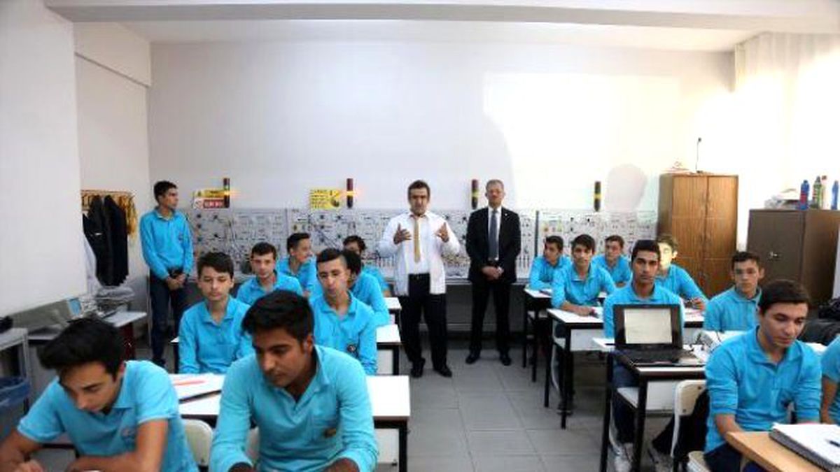 Bu Lise Eğitirken İş Sahibi Yapıyor