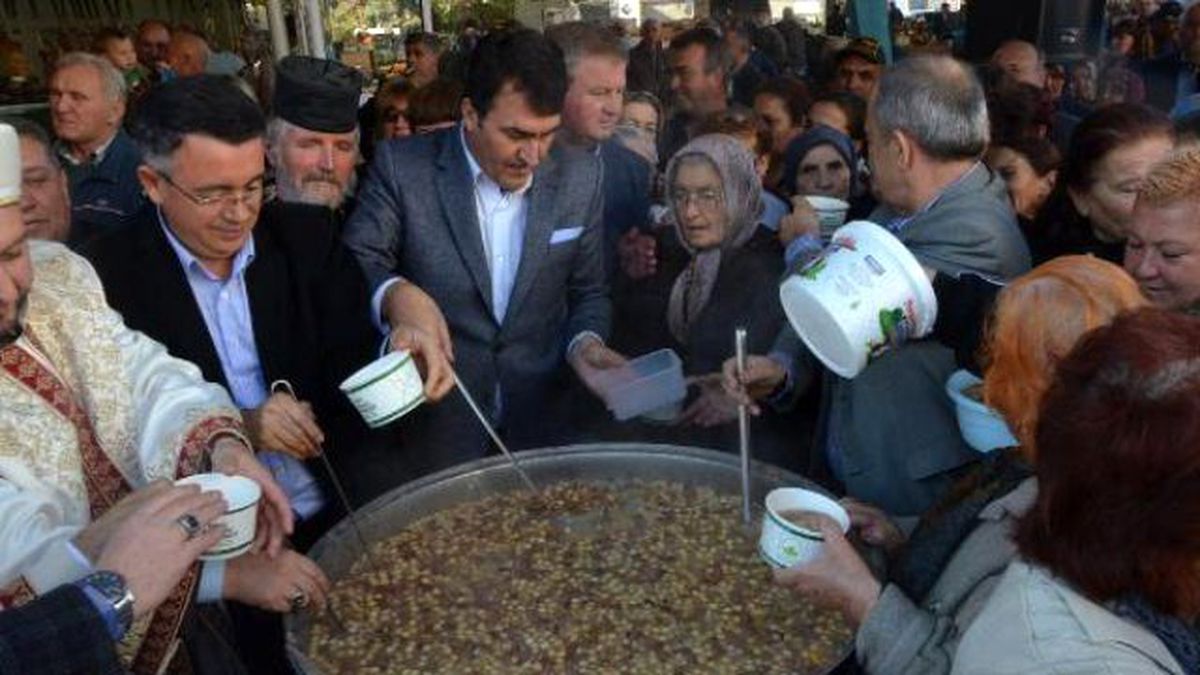 Bursalı Başkan, Bulgaristan\'da Papazla Aşure Dağıttı