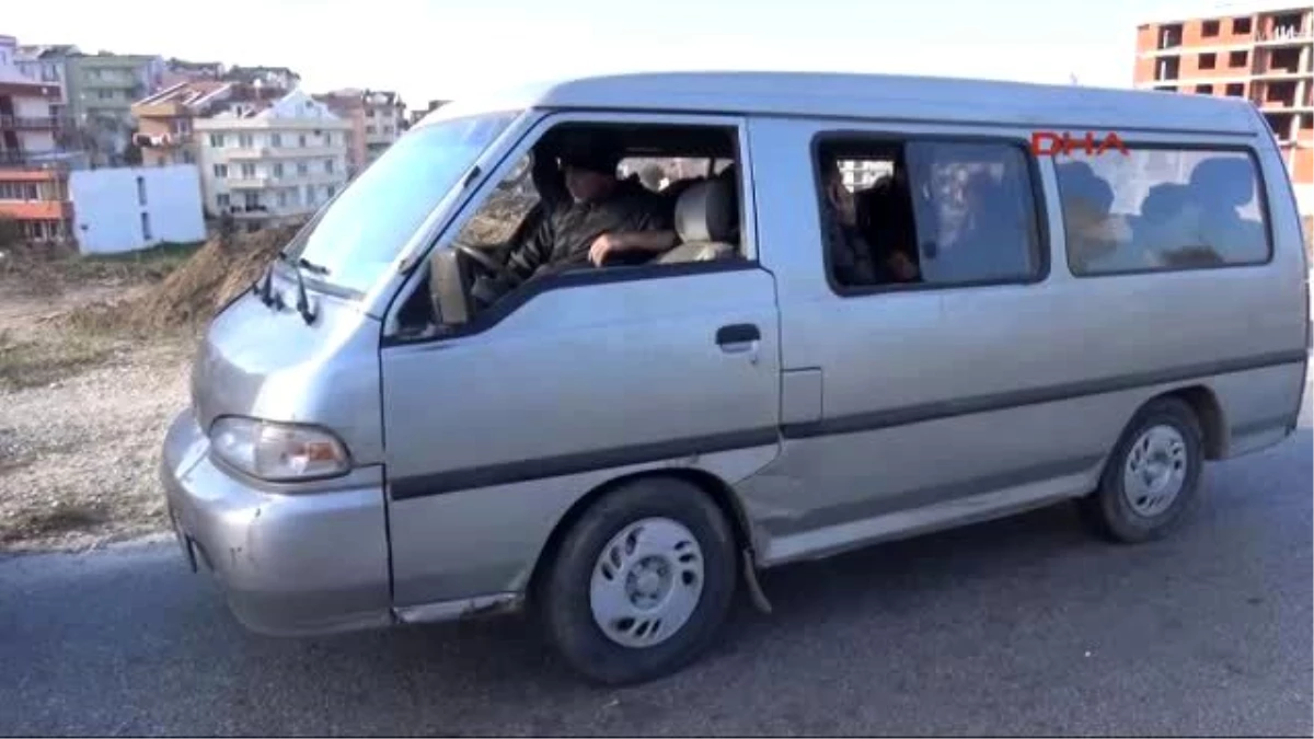 Çanakkale\'de 2 Minibüste 35 Suriyeli Yakalandı