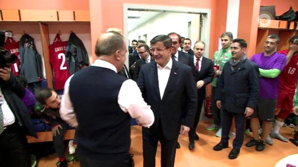 Davutoğlu Soyunma Odasını Ziyaret Etti, Çiprası Girişte Karşıladı