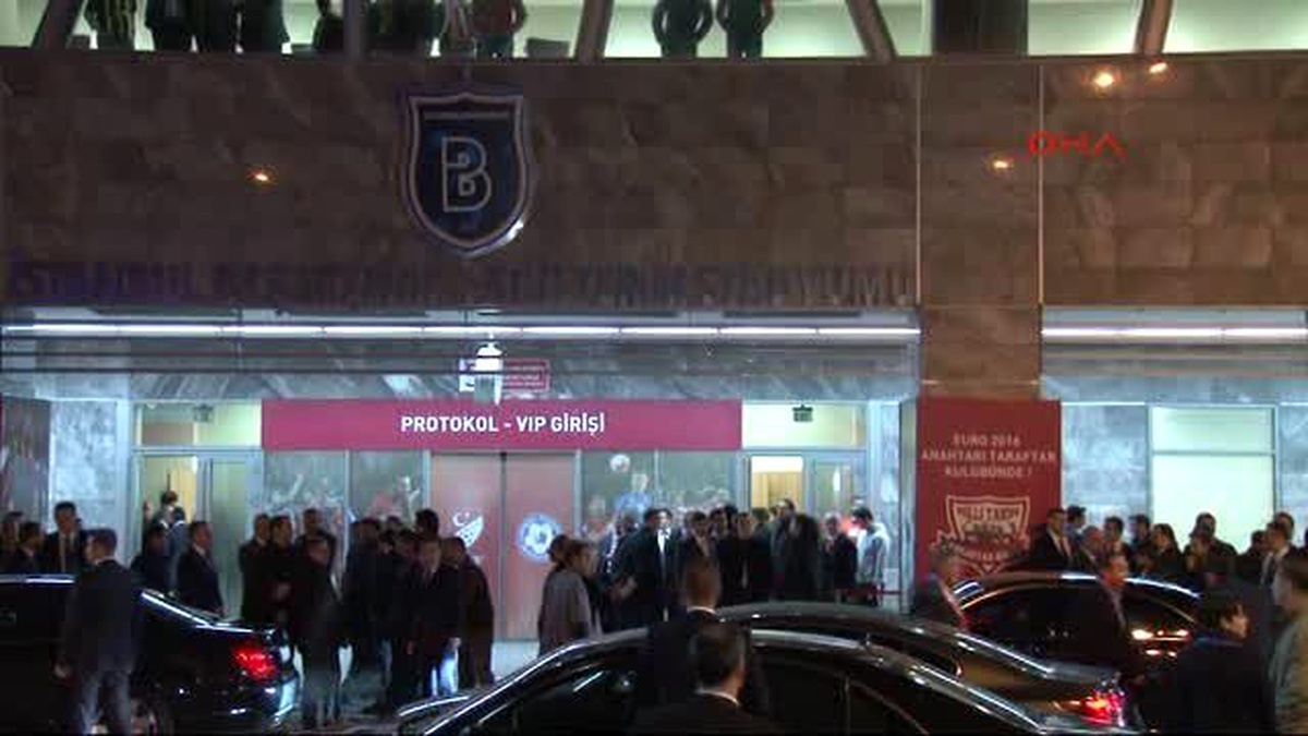 Davutoğlu, Soyunma Odasını Ziyaret Etti