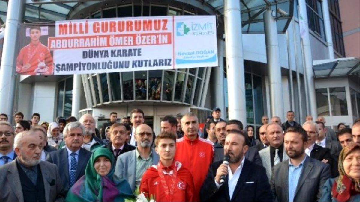 Dünya Şampiyonu Özer\'e Krallar Gibi Karşılama