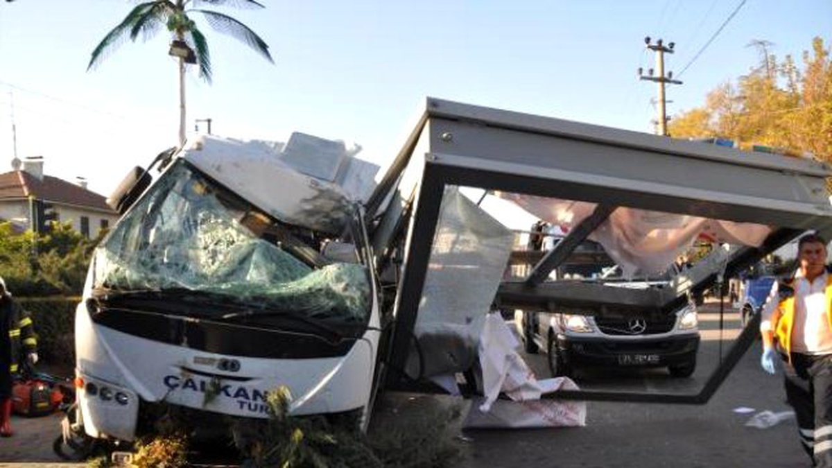 Öğrenci Servisinin Freni Boşaldı: 17 Yaralı