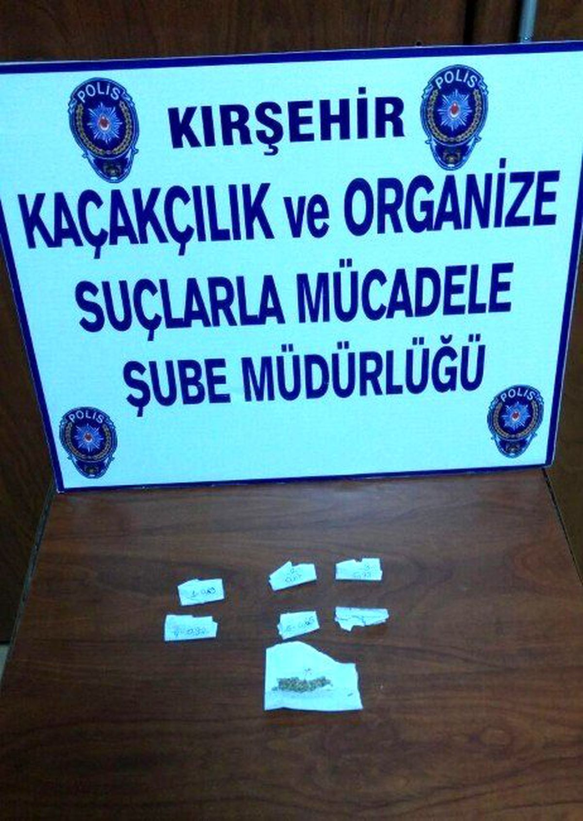 Polisi Görünce Elindeki Uyuşturucuyu Yere Attı Yakayı Ele Verdi