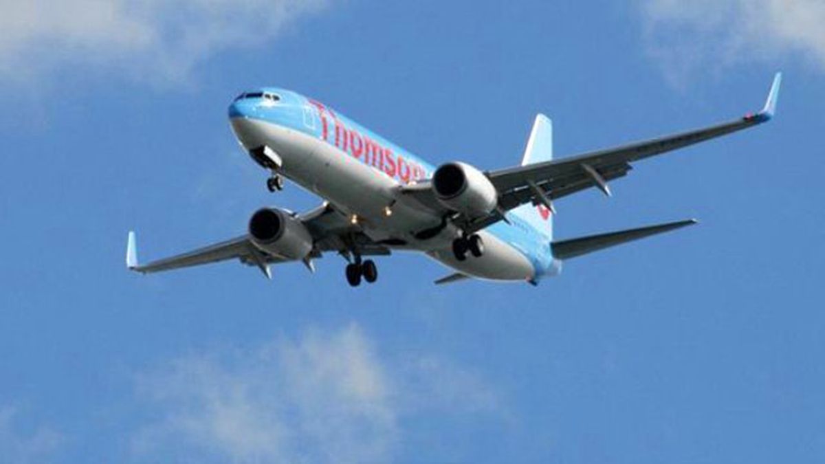 Yolcu, Havada Bulunan İngiliz Uçağının Kapısını Açmaya Kalktı