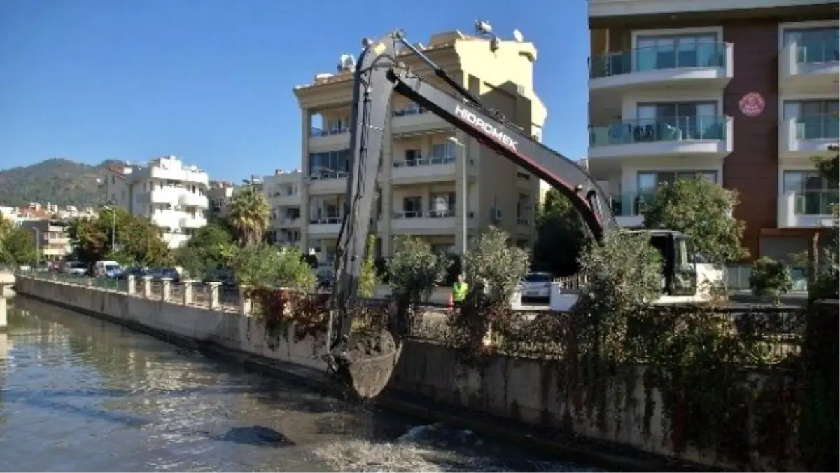 214 Metrelik Dereden 1200 Ton Atık Çıktı