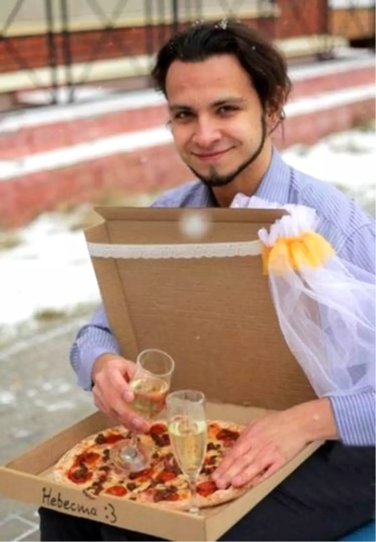 22 Yaşındaki Rus Genç, Pizzayla Evlendi!