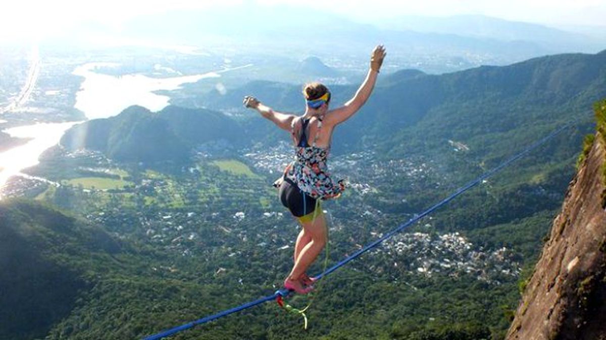 Güzel Cambaz, 840 Metredeki İpte Topuklu Ayakkabıyla Gösteri Yaptı