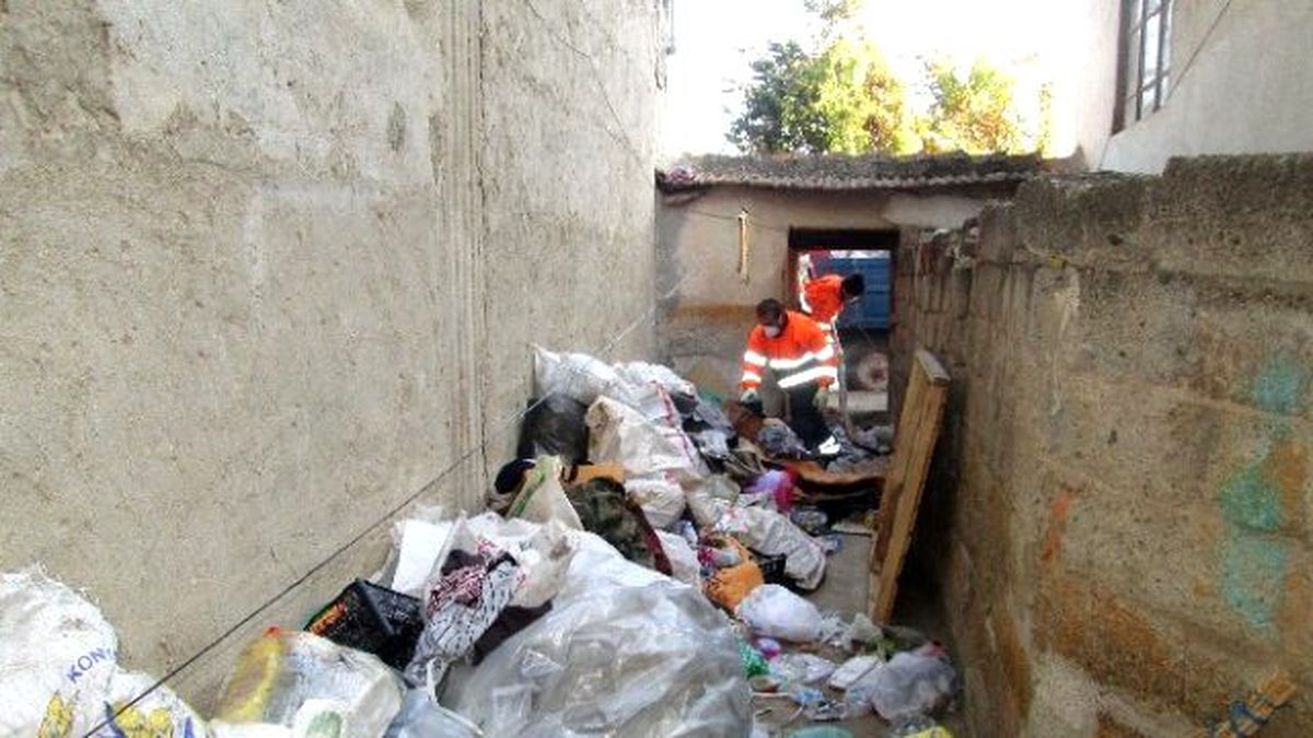 Alaşehir Belediyesi\'nden Çöp Ev Temizliği