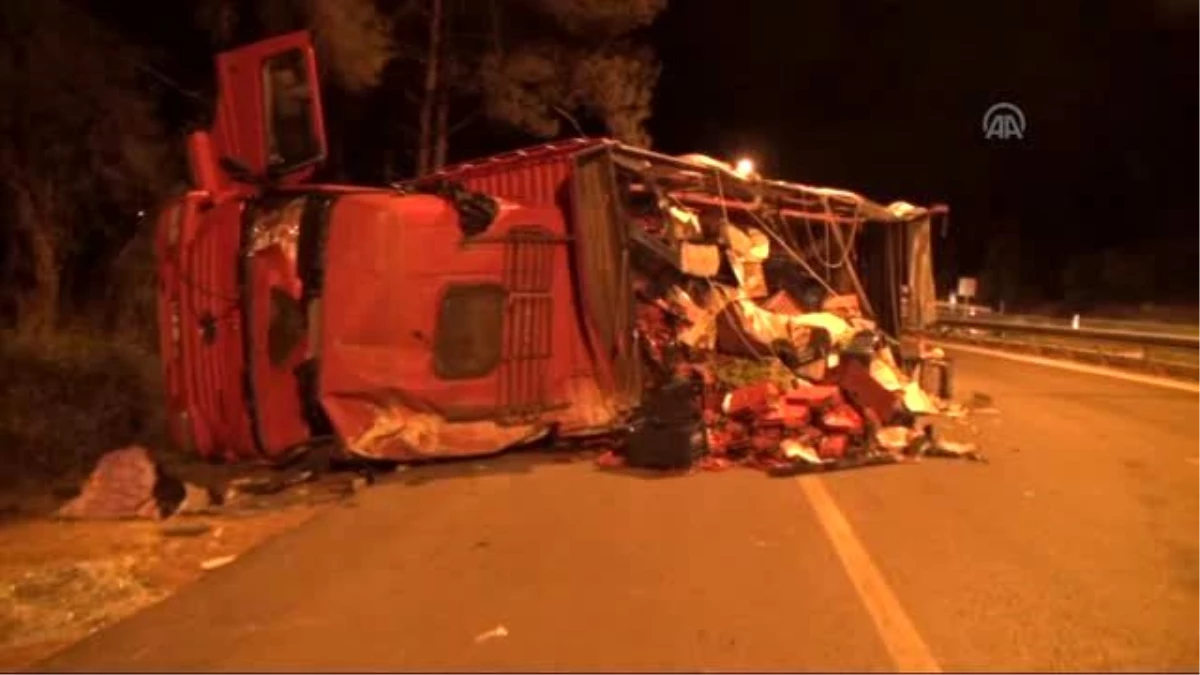 Antalya\'da Trafik Kazası: 2\'si Polis 3 Yaralı