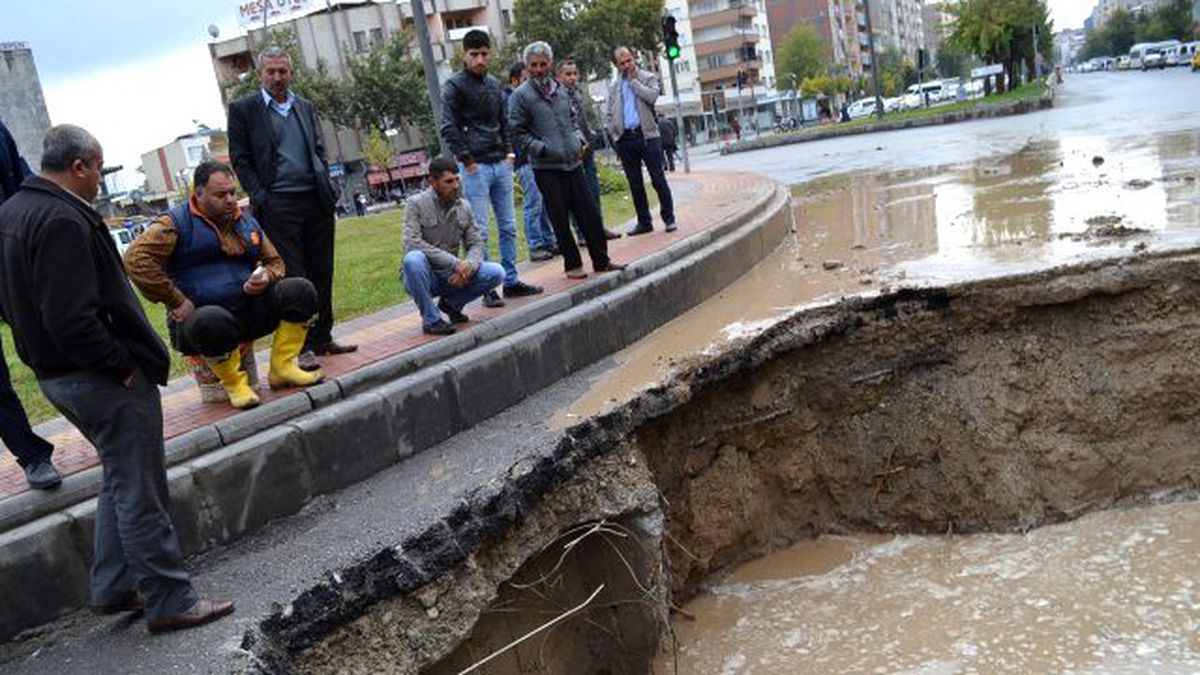 Batmanda Su Patlağı Yüzünden Devasa Çukur Açıldı