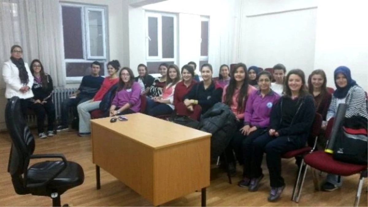 Burhaniye\'de Yurt Dışına Gidecek Öğrencilere İngilizce Kursu