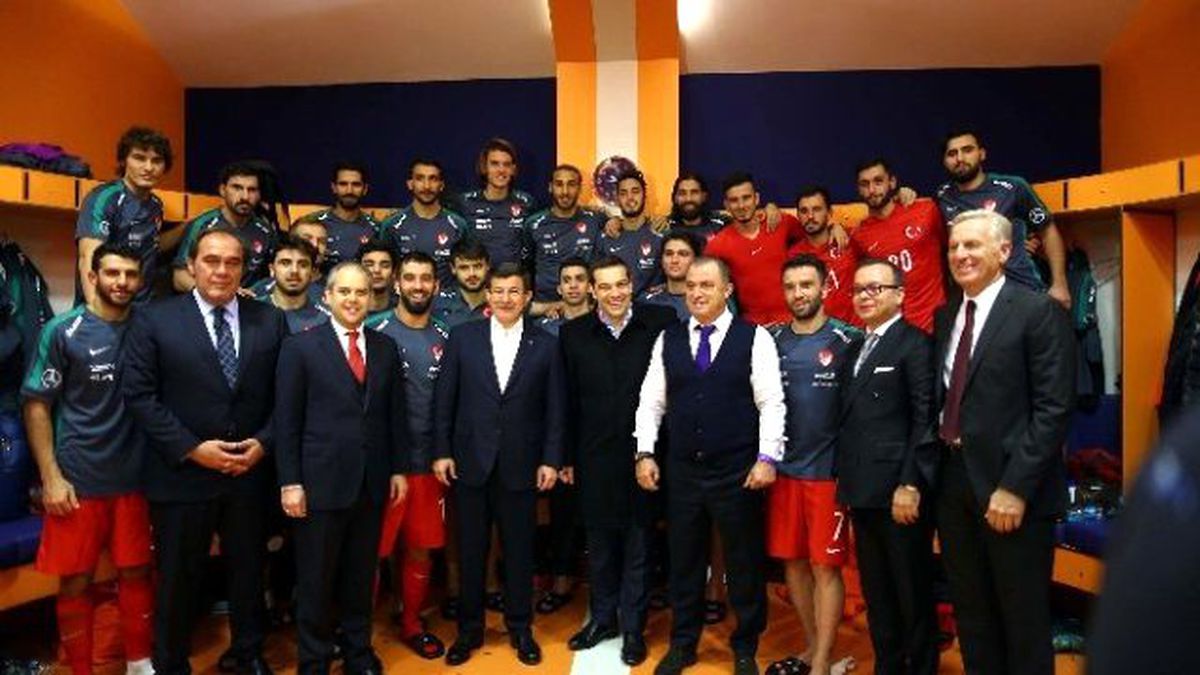 Davutoğlu ve Çipras Soyunma Odasına İndi
