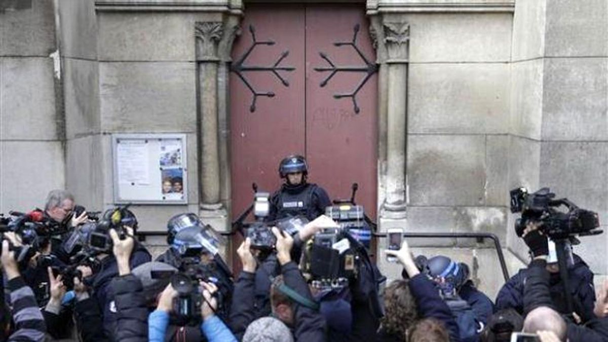 Fransa'da Bir Operasyon Daha! Polis Kiliseye Girdi