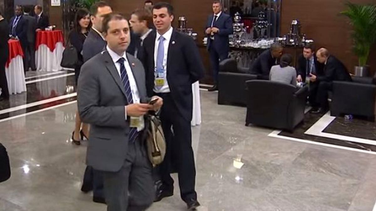 G-20'de Kameraya Bakan Genç Adamın Sırrı Çözüldü