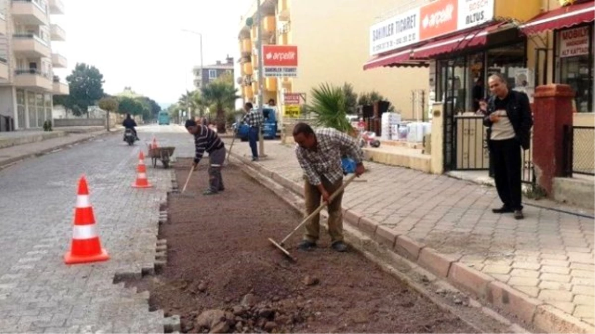 Gömeç\'te Çöken Yollara Belediye Müdahalesi