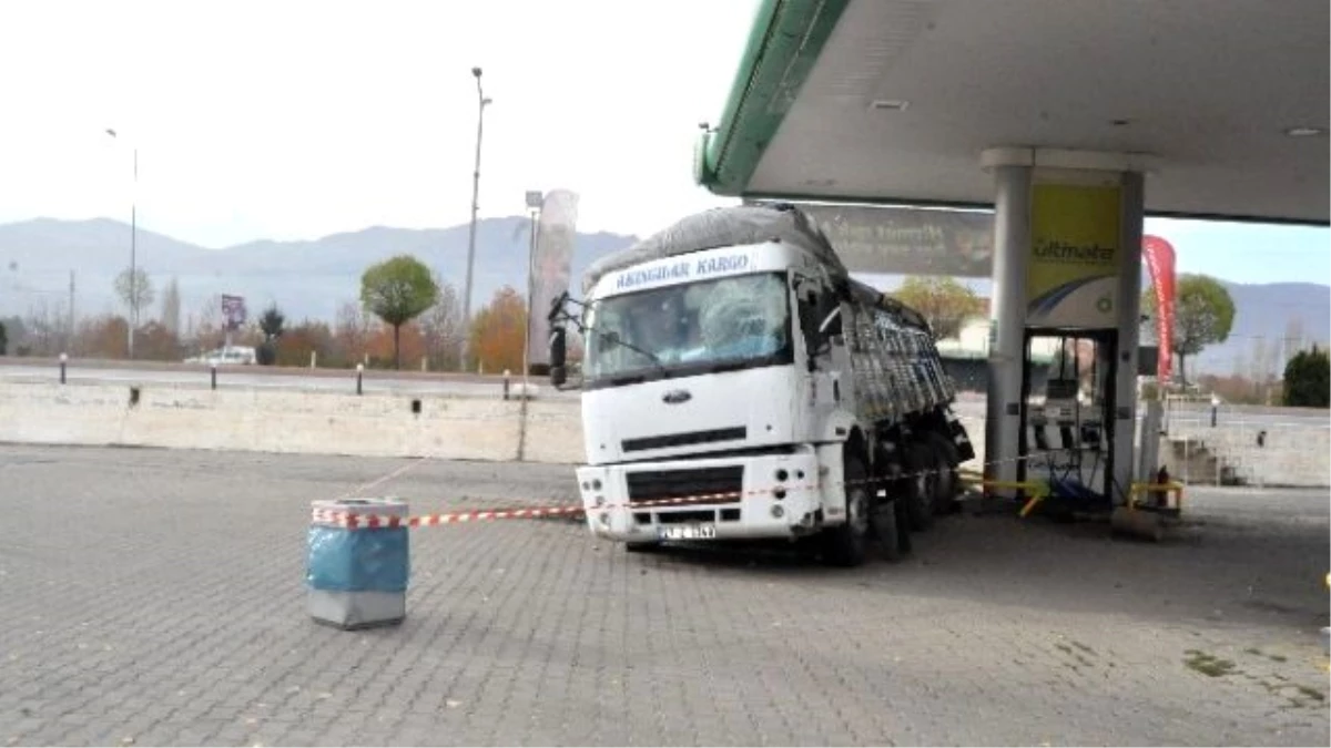 Kamyonun Benzin İstasyonuna Uçtuğu Kaza Güvenlik Kamerasında