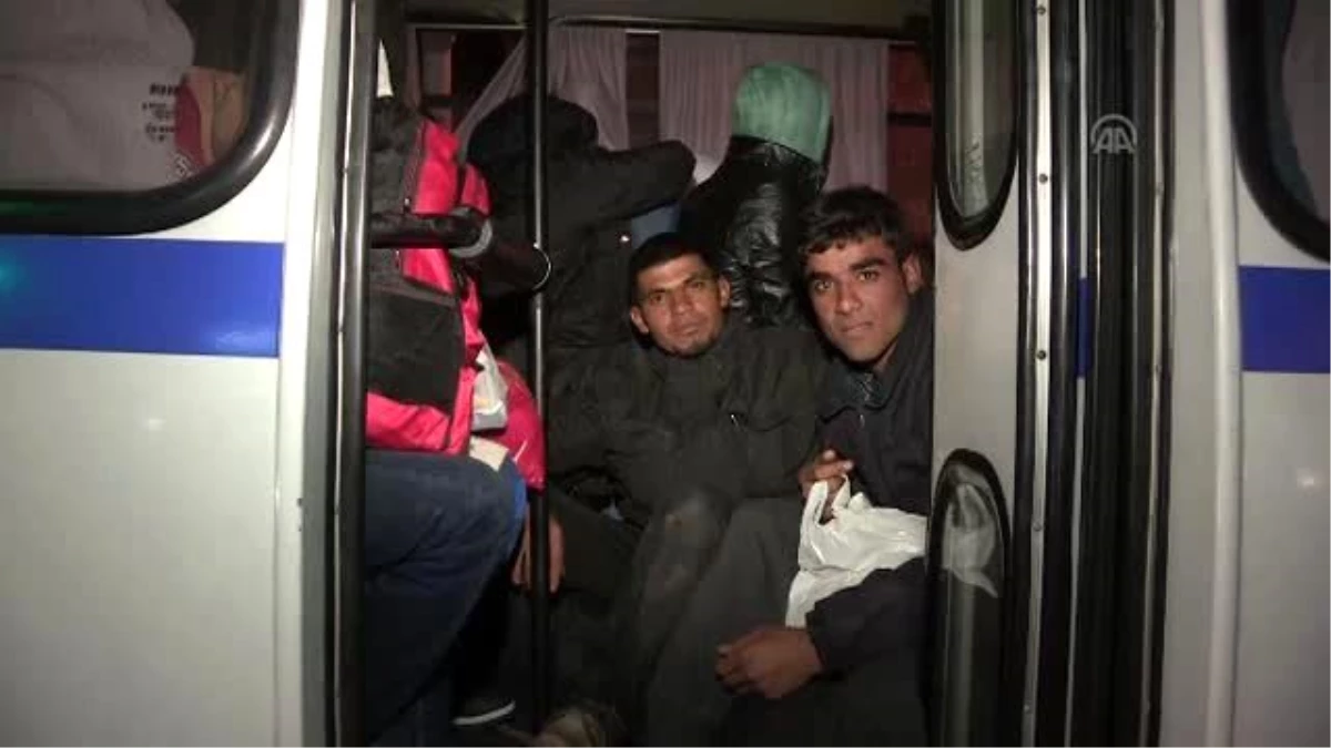 Karşıyaka\'da Polis 35 Suriyeli Sığınmacıyı Yakaladı