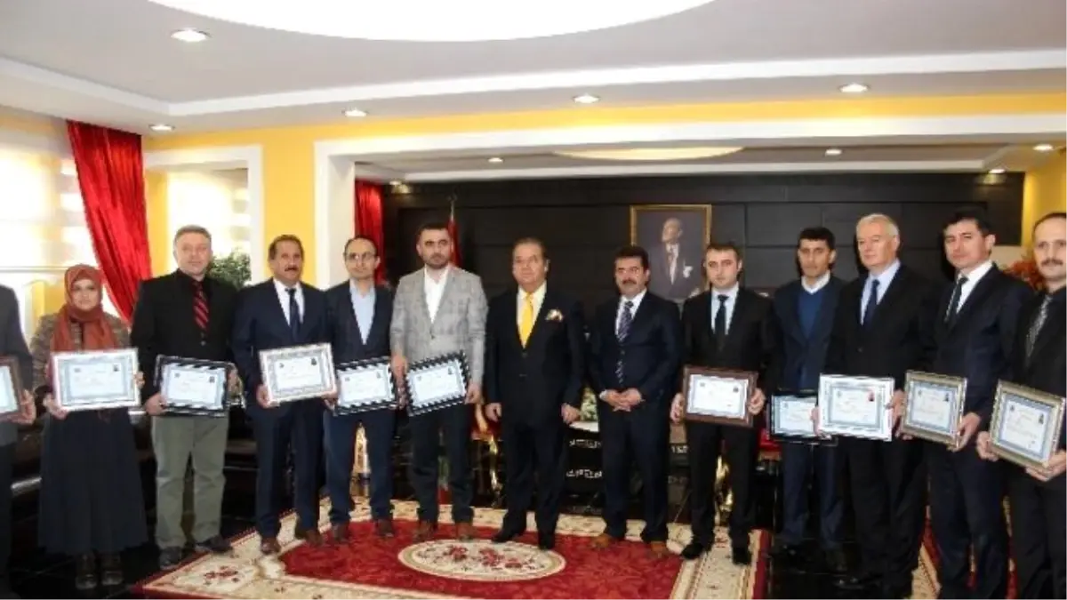 Kaymakam Yıldız'dan Teog'da Başarılı Olan Okullara Plaket