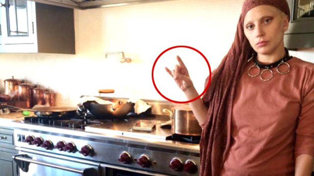 Lady Gaga 'Bozkurt' İşareti Yaptı