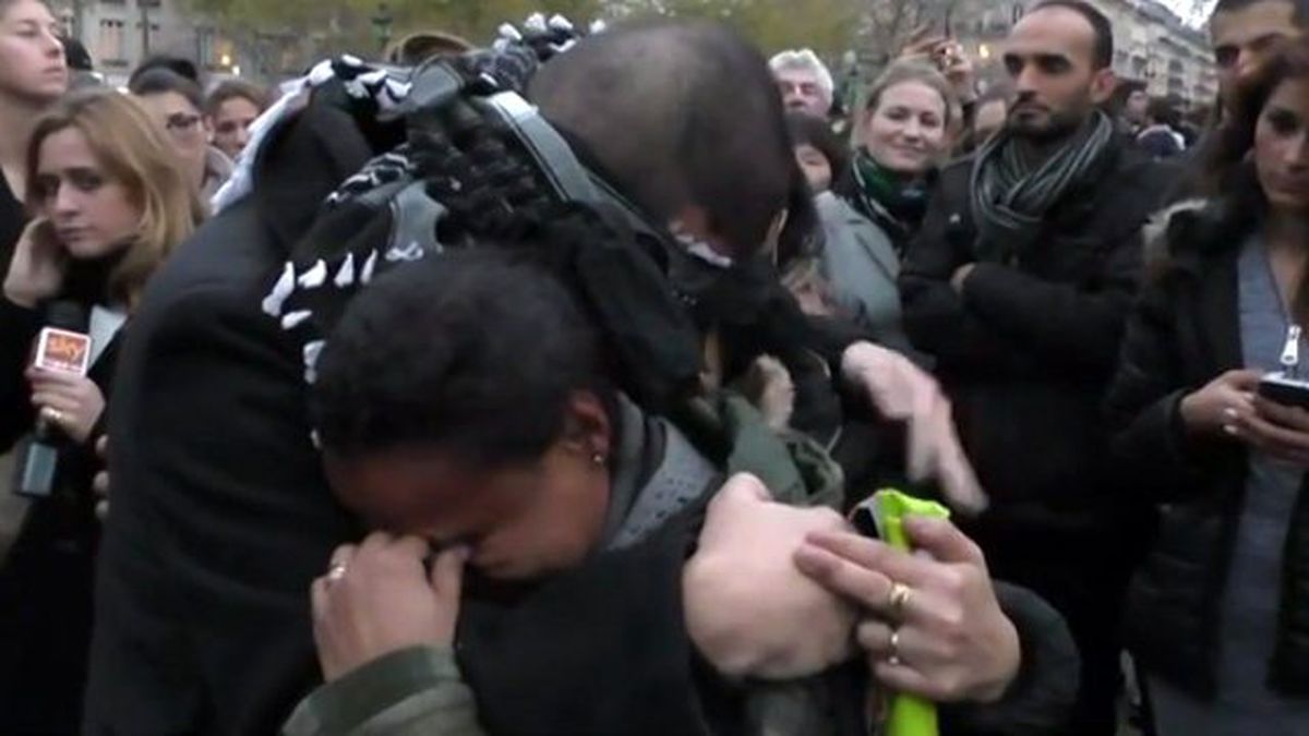 Müslüman Gençten 'Sarıl bana' Eylemi