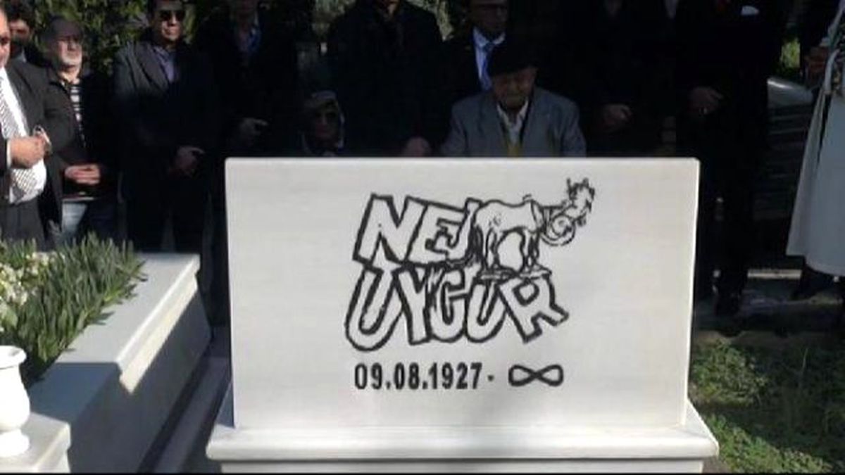 Nejat Uygur Kabri Başında Anıldı