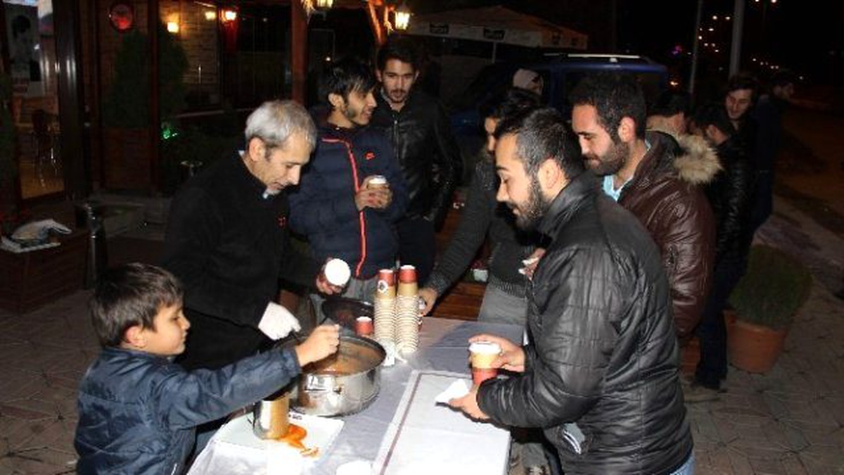 Öğrencilerin Nevzat Abisinden Gece Yarısı Ücretsiz Çorba İkramı
