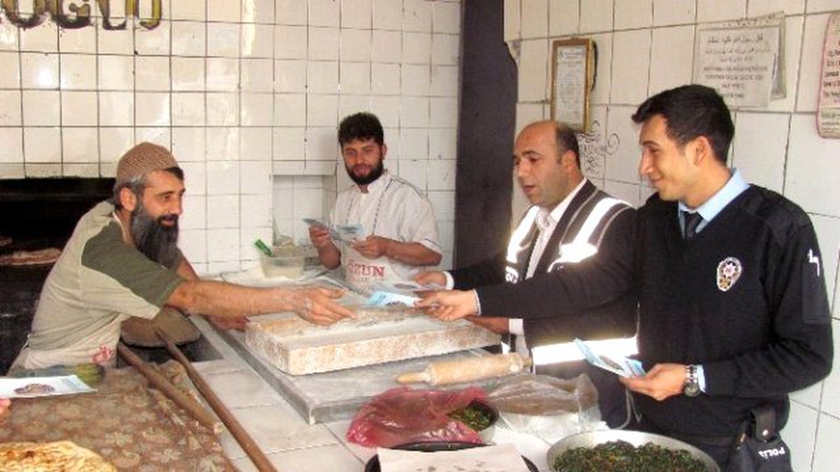 Polis, Broşür Dağıtarak Esnaf ve Vatandaşları Uyardı