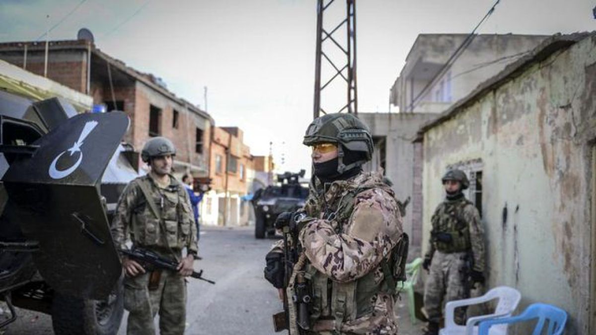 PKK'ya Bir Darbe de Bölge Halkından! 2 Bin 300 Kişi Silah Attı