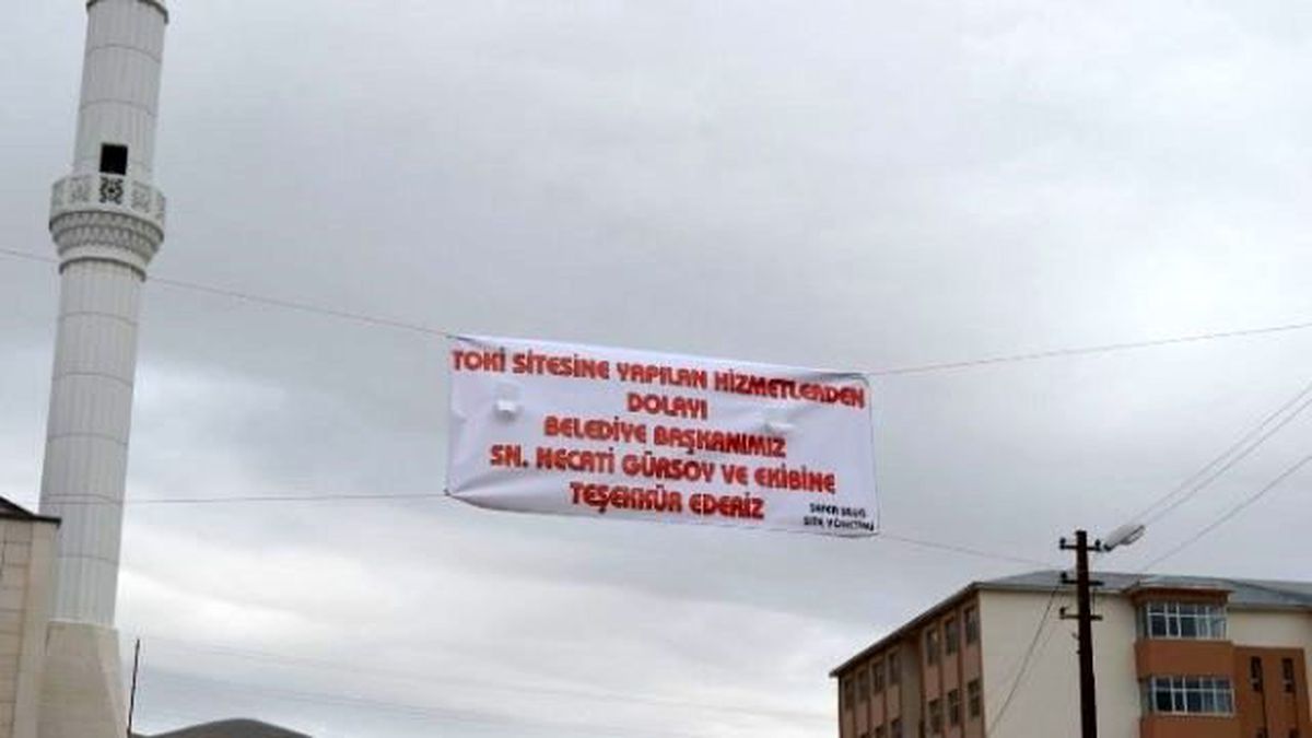 TOKİ Yönetiminden Başkan Gürsoy\'a Pankartlı Teşekkür