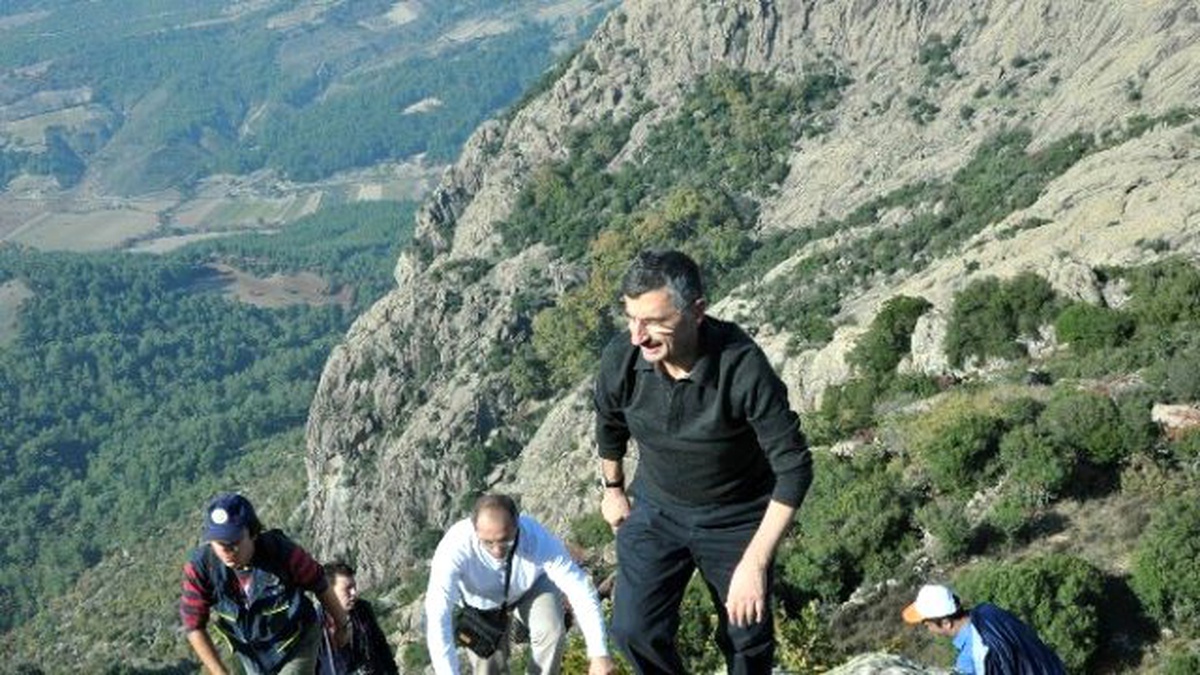 Vali Bektaş Bin Metrelik Şahin Kayasına Tırmandı
