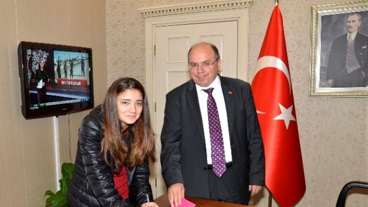 14 Yaşındaki Yazar Şefika Güney Vali Amir Çiçek\'i Ziyaret Etti