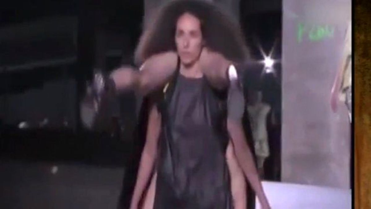 3 Adam\'daki İlginç Defile Herkesi Kahkahaya Boğdu!