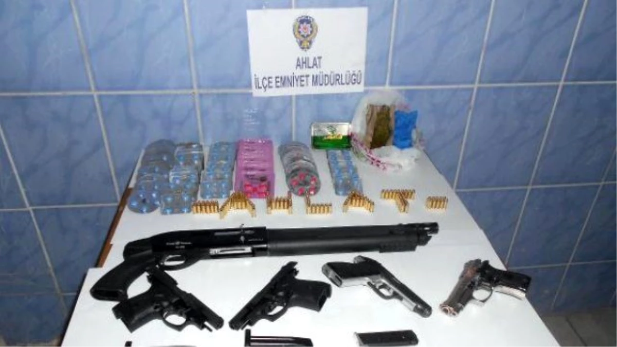Ahlat\'ta Silah ve Uyuşturucu Operasyonu: 4 Gözaltı