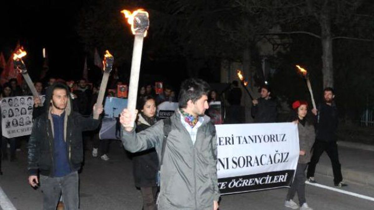 Anadolu Üniversitesi\'nde Meşaleli, Oturma Eylemli Suruç Protestosu