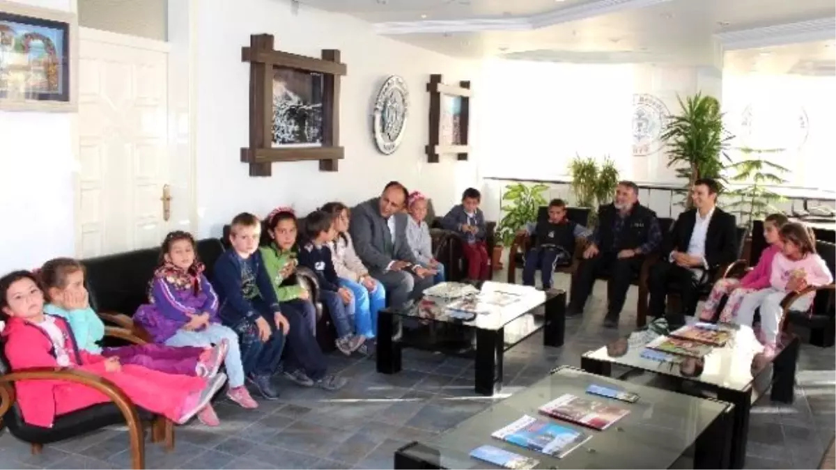 Başkan Özaltun\'dan İlkokula Bilgisayar Hediyesi