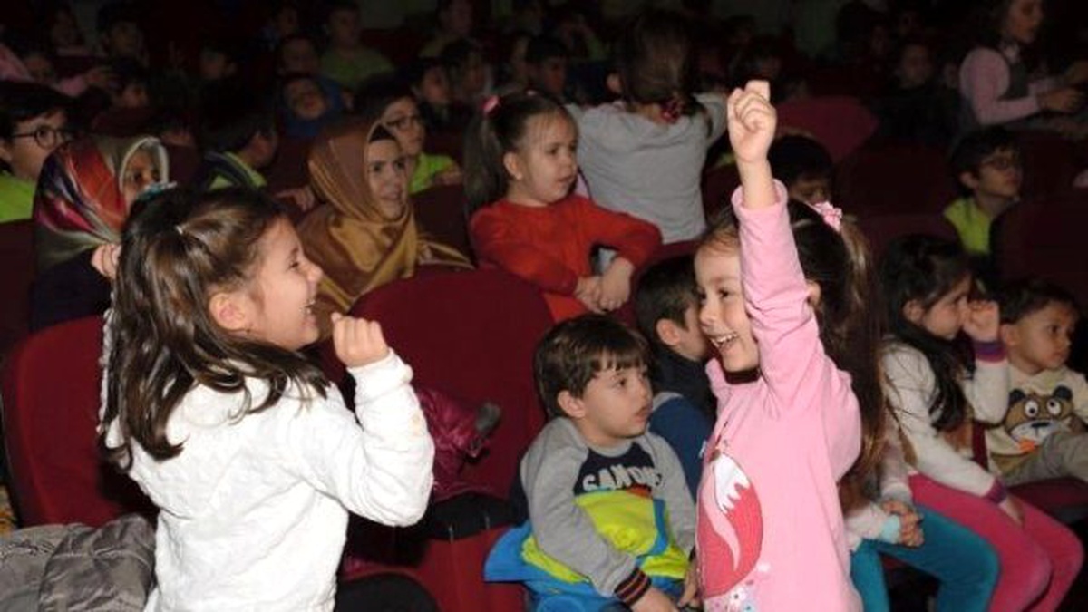 Başkan Yağcı, Çocuklarla Birlikte Tiyatro Oyunu İzledi
