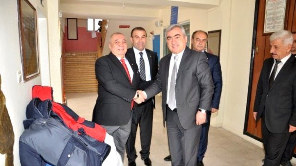 Batman Ticaret Borsası\'ndan Öğrencilere Kışlık Mont Yardımı