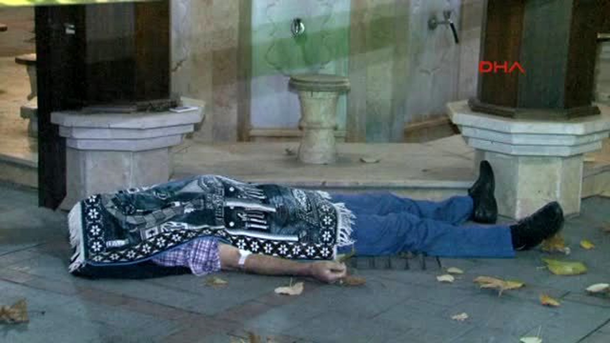 Cami Avlusunda Kalp Krizi Geçiren Emekli Polis Öldü