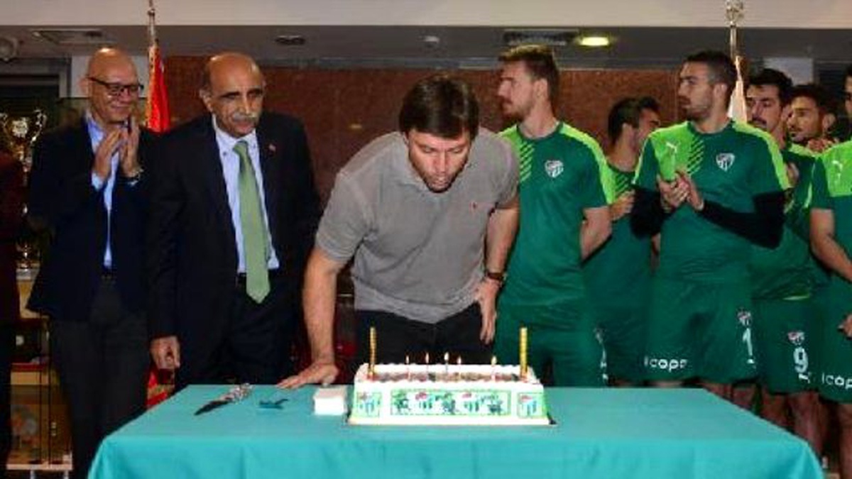 Bursaspor Teknik Direktör Sağlam\'ın 46\'ıncı Yaşını Kutladı