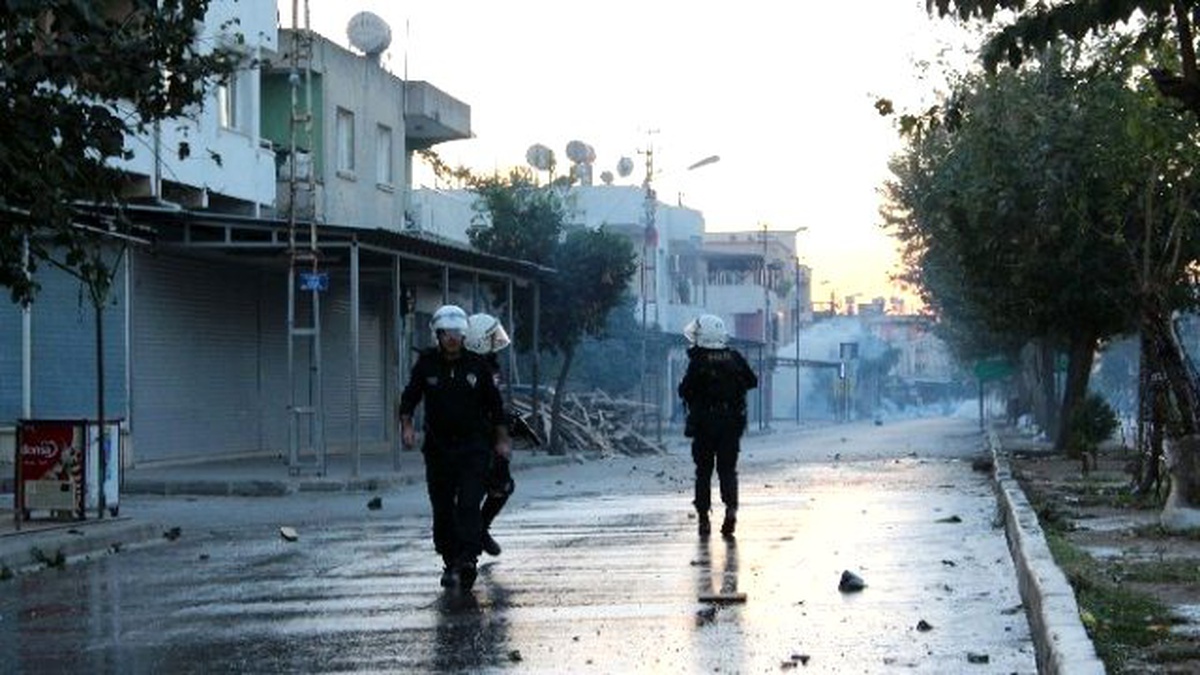 Ceyhan\'da İzinsiz Yürüyüşe Polis Müdahale Etti