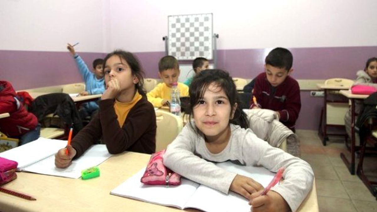 Çocuklar Derste, Veliler Kütüphanede