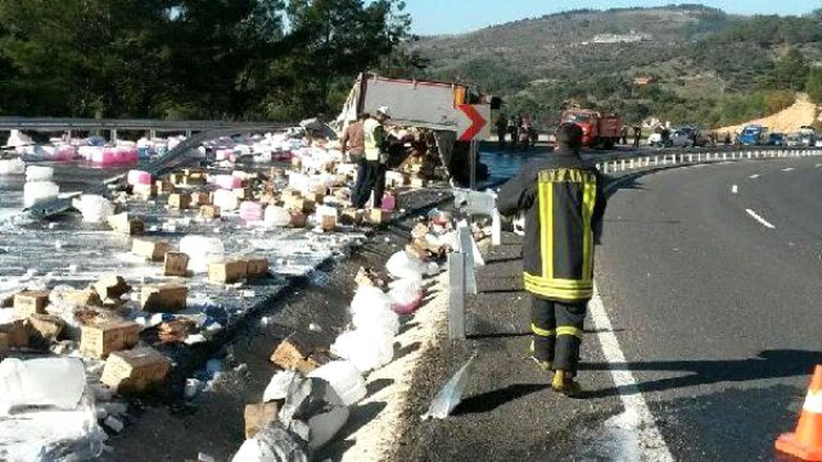 Deterjan Yüklü Tır Devrildi, Karayolu Ulaşıma Kapandı