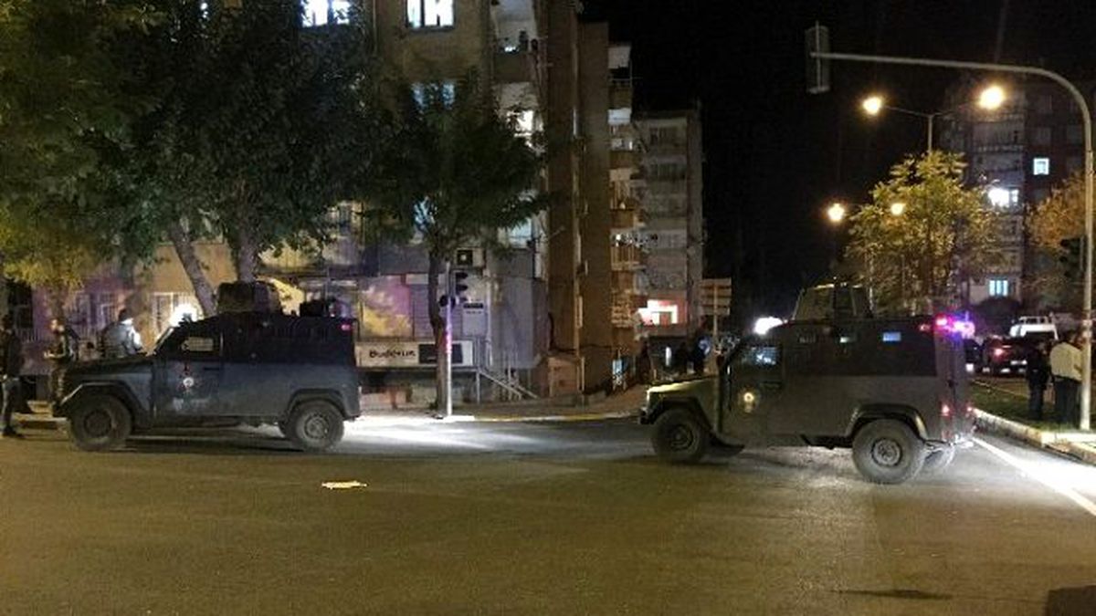 Diyarbakır\'da PKK\'lı Teröristler Polise Bombalı Saldırı Düzenledi