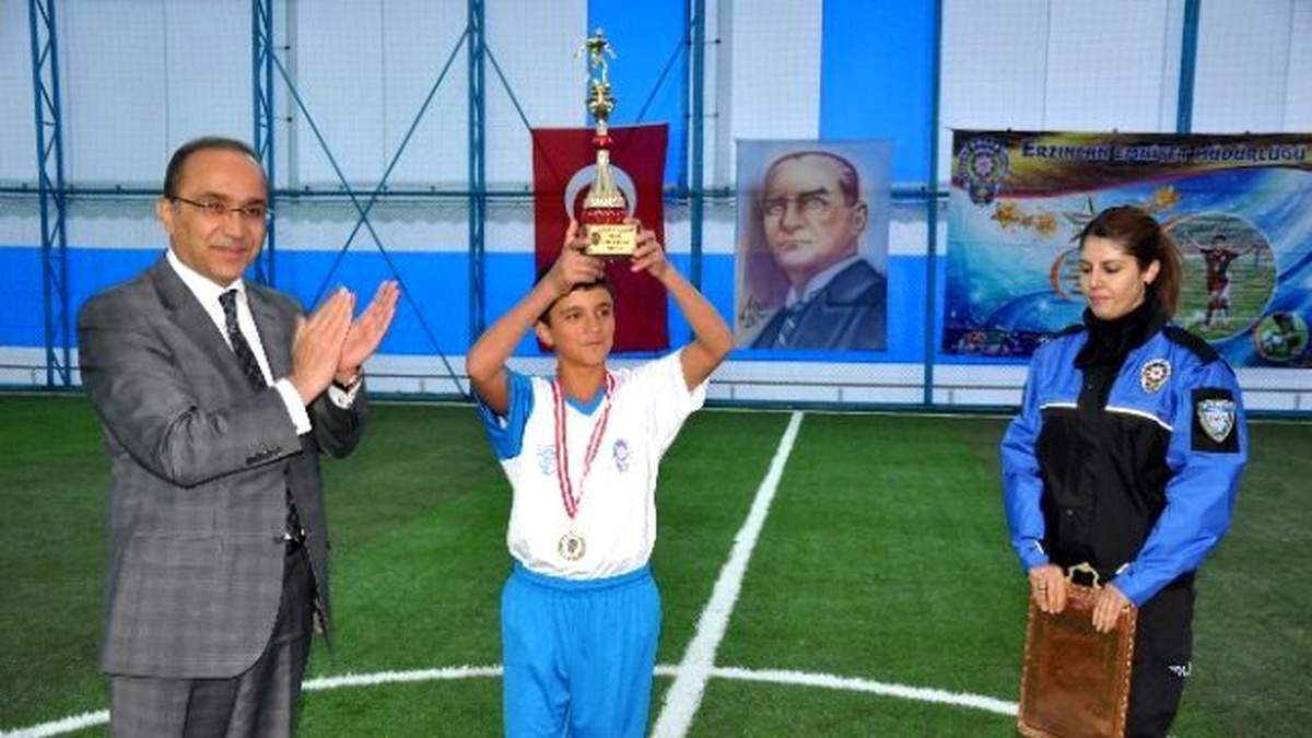 Erzincan Emniyeti Öğrencilere Çogep ile Madalya ve Kupa Dağıttı
