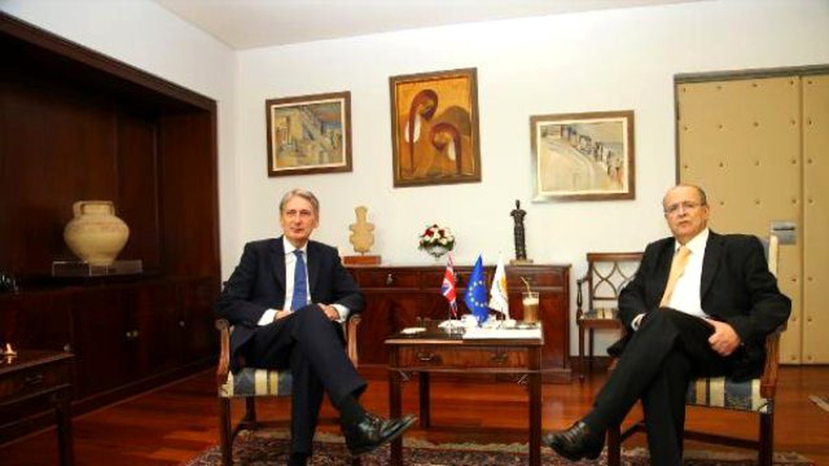 İngiltere Dışişleri Bakanı Hammond Kıbrıs\'ta Rum Yönetimi Dışişleri Bakanı ile Görüştü