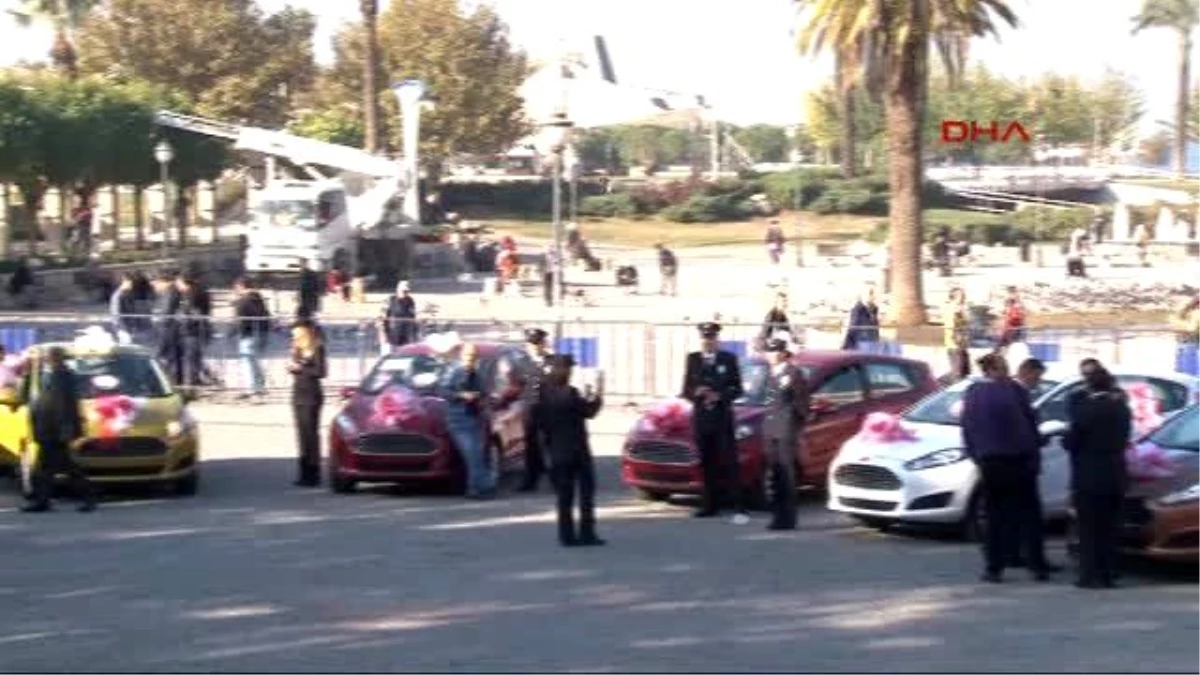 İzmir Polisin Düzenlediği Eşya Piyangosunda, Talihlilere Otomobilleri Teslim Edildi