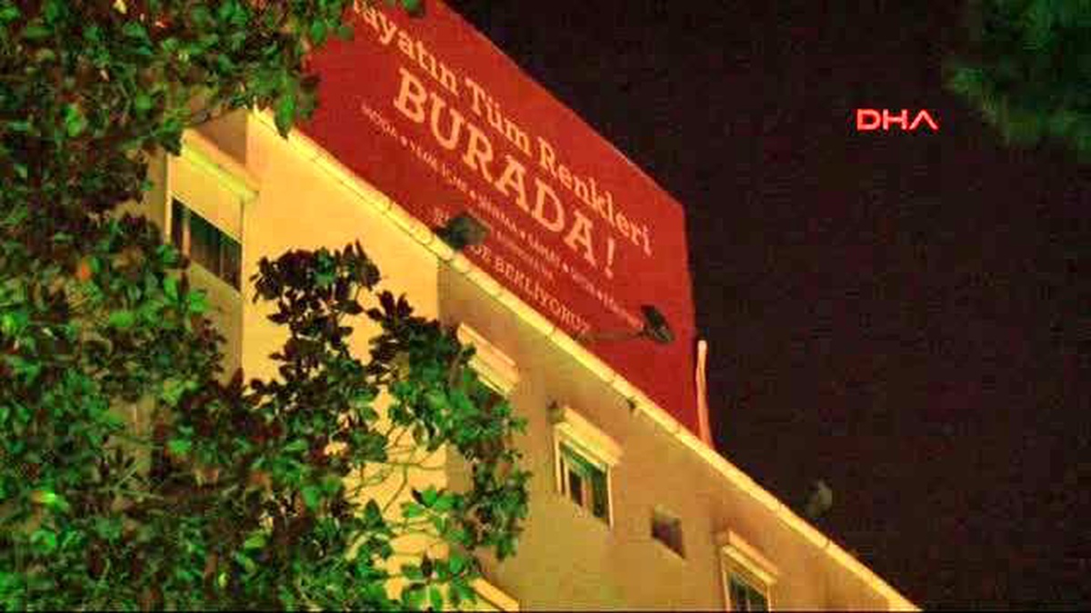 İzmir\'de Reklam Tabelası Değiştirirken Düşen Kişi Öldü