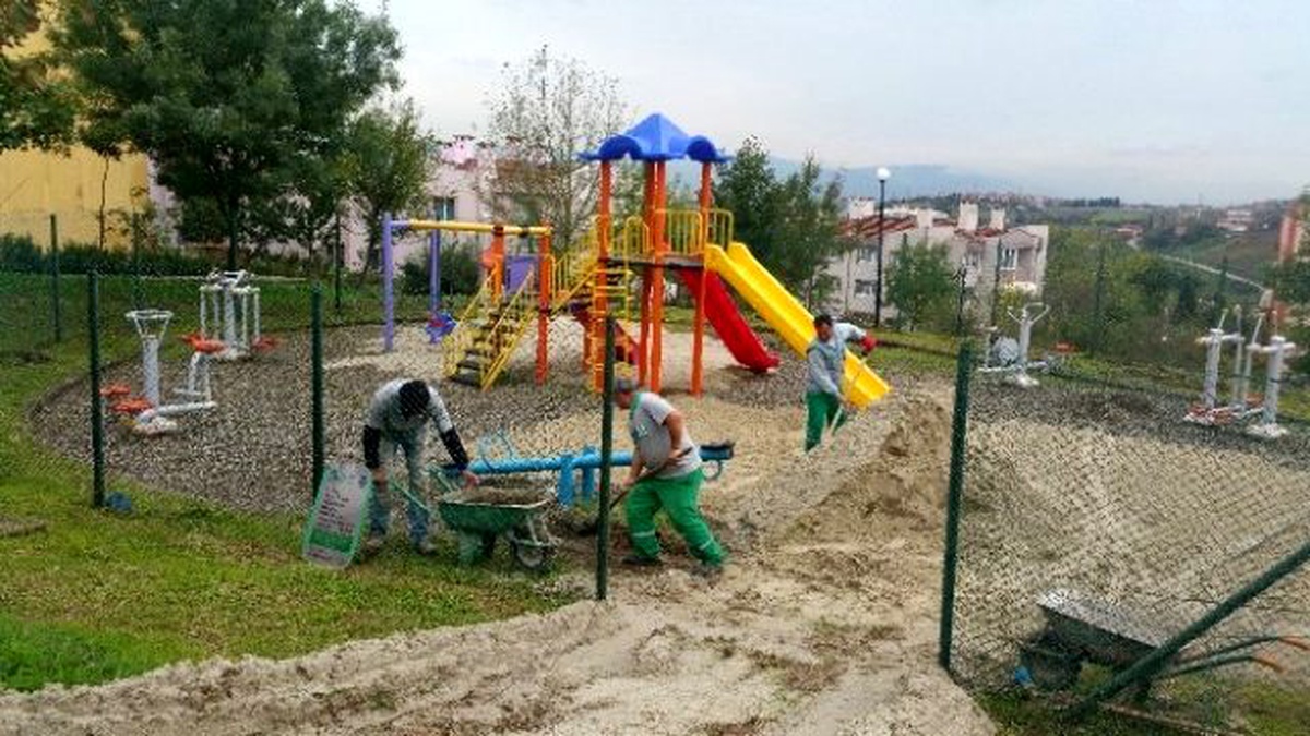 İzmit Parklarına Kum Seriliyor
